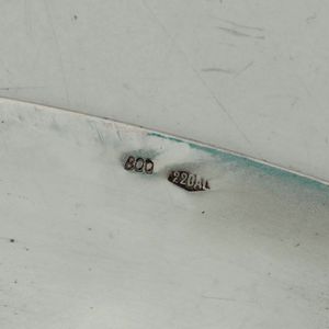 Due piatti diversi in stile impero in argento. Diverse manifatture italiane del XX secolo  - Asta Argenti | Cambi TIME - Associazione Nazionale - Case d'Asta italiane