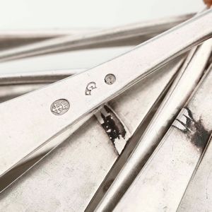 Lotto composto da 4 posate da portata, 12 forchette, 12 coltelli, 11 coltelli da frutta (5 uguali ai coltelli grandi e 6 diversi) ed un coltello in argento  - Asta Argenti | Cambi TIME - Associazione Nazionale - Case d'Asta italiane