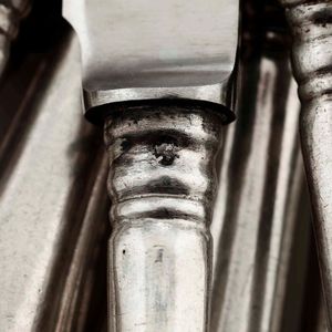 Lotto composto da 4 posate da portata, 12 forchette, 12 coltelli, 11 coltelli da frutta (5 uguali ai coltelli grandi e 6 diversi) ed un coltello in argento  - Asta Argenti | Cambi TIME - Associazione Nazionale - Case d'Asta italiane