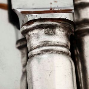Lotto composto da 4 posate da portata, 12 forchette, 12 coltelli, 11 coltelli da frutta (5 uguali ai coltelli grandi e 6 diversi) ed un coltello in argento  - Asta Argenti | Cambi TIME - Associazione Nazionale - Case d'Asta italiane