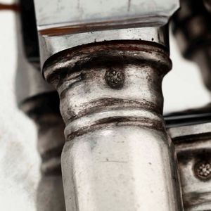 Lotto composto da 4 posate da portata, 12 forchette, 12 coltelli, 11 coltelli da frutta (5 uguali ai coltelli grandi e 6 diversi) ed un coltello in argento  - Asta Argenti | Cambi TIME - Associazione Nazionale - Case d'Asta italiane