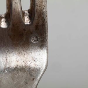 Lotto composto da 26 coltelli, 25 forchette e 11 cucchiai in argento, XX secolo differenti (marchi consunti di difficile lettura)  - Asta Argenti | Cambi TIME - Associazione Nazionale - Case d'Asta italiane