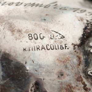 Lotto composto da una coppia di salerine in argento con cucchiaini, 6 vassoietti in argento e 1 boccettina in metallo. Differenti manifatture del XX secolo  - Asta Argenti | Cambi TIME - Associazione Nazionale - Case d'Asta italiane