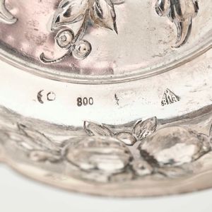 Lotto composto da una coppia di salerine in argento con cucchiaini, 6 vassoietti in argento e 1 boccettina in metallo. Differenti manifatture del XX secolo  - Asta Argenti | Cambi TIME - Associazione Nazionale - Case d'Asta italiane