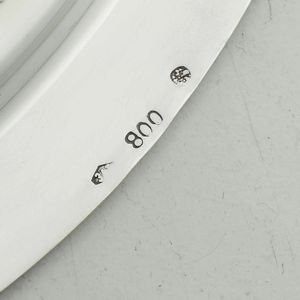 Insieme di piatto, alzata, zuccheriera e candelabro in argento. Varie manifatture italiane del XX secolo  - Asta Argenti | Cambi TIME - Associazione Nazionale - Case d'Asta italiane