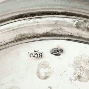 Insieme di piatto, alzata, zuccheriera e candelabro in argento. Varie manifatture italiane del XX secolo  - Asta Argenti | Cambi TIME - Associazione Nazionale - Case d'Asta italiane