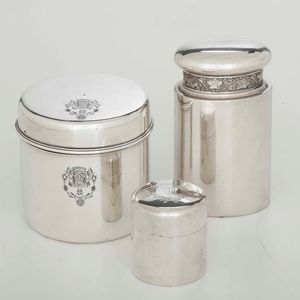 Lotto composto da tre scatole con coperchio di forma circolare. Argento fuso. Differenti epoche e manifatture, una Londra 1902, uno Francia XVIII-XIX secolo  - Asta Argenti | Cambi TIME - Associazione Nazionale - Case d'Asta italiane