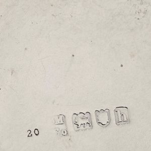 Lotto composto da tre scatole con coperchio di forma circolare. Argento fuso. Differenti epoche e manifatture, una Londra 1902, uno Francia XVIII-XIX secolo  - Asta Argenti | Cambi TIME - Associazione Nazionale - Case d'Asta italiane