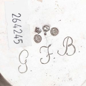 Lotto composto da una lampada ad olio, un portacandela e una campanella in argento  - Asta Argenti | Cambi TIME - Associazione Nazionale - Case d'Asta italiane