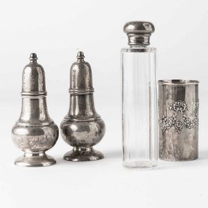 Lotto di un sale e pepe in argento 925, un vasetto in argento inglese e una boccetta con tappo in argento. XX secolo  - Asta Argenti | Cambi TIME - Associazione Nazionale - Case d'Asta italiane