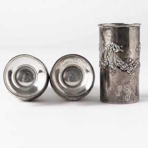 Lotto di un sale e pepe in argento 925, un vasetto in argento inglese e una boccetta con tappo in argento. XX secolo  - Asta Argenti | Cambi TIME - Associazione Nazionale - Case d'Asta italiane