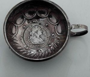 Quattro tastevin. Argento fuso e sbalzato. Manifatture diverse, XIX-XX secolo  - Asta Argenti | Cambi TIME - Associazione Nazionale - Case d'Asta italiane