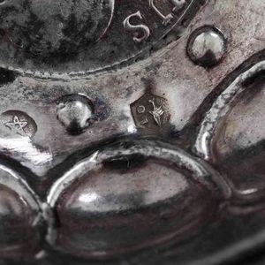 Quattro tastevin. Argento fuso e sbalzato. Manifatture diverse, XIX-XX secolo  - Asta Argenti | Cambi TIME - Associazione Nazionale - Case d'Asta italiane