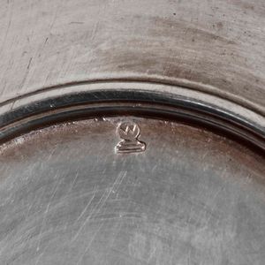 Un piattino in argento e sei in metallo argentato (Alpacca). Manifatture del XX secolo  - Asta Argenti | Cambi TIME - Associazione Nazionale - Case d'Asta italiane