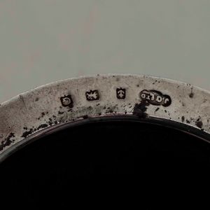 Due coppie di bussolotti da scrittura in argento e un calamaio in metallo e vetro. Differenti manifatture ed epoche dal XVIII al XX secolo  - Asta Argenti | Cambi TIME - Associazione Nazionale - Case d'Asta italiane