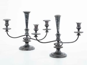 Coppia di candelieri a tre fiamme in metallo argentato  - Asta Argenti | Cambi TIME - Associazione Nazionale - Case d'Asta italiane