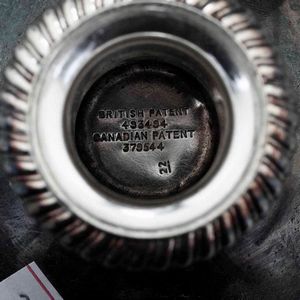 Coppia di candelieri a tre fiamme in metallo argentato  - Asta Argenti | Cambi TIME - Associazione Nazionale - Case d'Asta italiane