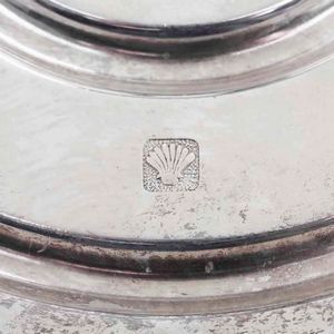 Coppia di candelieri a tre fiamme in metallo argentato  - Asta Argenti | Cambi TIME - Associazione Nazionale - Case d'Asta italiane