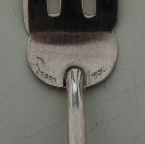 Servizio di 6 Cucchiaini e 6 forchette da dolce in metallo argentato. Argenteria italiana del XX secolo  - Asta Argenti | Cambi TIME - Associazione Nazionale - Case d'Asta italiane