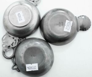 Lotto di una salsiera, tre ciotole, un tastevin in peltro e metallo argentato e un cestino in peltro e porcellana dipinta  - Asta Argenti | Cambi TIME - Associazione Nazionale - Case d'Asta italiane