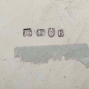 Salver. Argento fuso, sbalzato e cesellato. Marchi della citt di Londra per lanno 1777 e dellargentiere (non identificato)  - Asta Argenti | Cambi TIME - Associazione Nazionale - Case d'Asta italiane