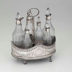 Cruet in argento fuso, sbalzato, cesellato e traforato, vetro molato e legno. Londra 1787, argentiere Robert Hennel  - Asta Argenti | Cambi TIME - Associazione Nazionale - Case d'Asta italiane