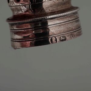 Cruet in argento fuso, sbalzato, cesellato e traforato, vetro molato e legno. Londra 1787, argentiere Robert Hennel  - Asta Argenti | Cambi TIME - Associazione Nazionale - Case d'Asta italiane