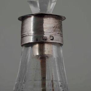 Cruet in argento fuso, sbalzato, cesellato e traforato, vetro molato e legno. Londra 1787, argentiere Robert Hennel  - Asta Argenti | Cambi TIME - Associazione Nazionale - Case d'Asta italiane