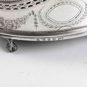 Cruet in argento fuso, sbalzato, cesellato e traforato, vetro molato e legno. Londra 1787, argentiere Robert Hennel  - Asta Argenti | Cambi TIME - Associazione Nazionale - Case d'Asta italiane