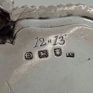 Coppia di salver. Argento fuso, sbalzato e cesellato. Londra 1759. Marchi dellargentiere IC (John Carter documentato dal 1797, probabile autore degli stemmi incisi in epoca posteriore)  - Asta Argenti | Cambi TIME - Associazione Nazionale - Case d'Asta italiane