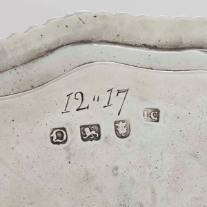 Coppia di salver. Argento fuso, sbalzato e cesellato. Londra 1759. Marchi dellargentiere IC (John Carter documentato dal 1797, probabile autore degli stemmi incisi in epoca posteriore)  - Asta Argenti | Cambi TIME - Associazione Nazionale - Case d'Asta italiane