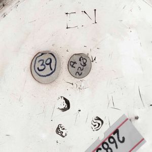 Caffettiera in argento fuso, sbalzato e cesellato. Bollo della citt� di Londra, probabile XVIII secolo (apparentemente priva del marchio del facitore)  - Asta Argenti | Cambi TIME - Associazione Nazionale - Case d'Asta italiane