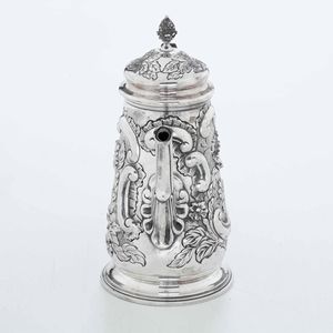 Caffettiera. Argento fuso, sbalzato e cesellato. Bollo della citt� di Londra per l'anno 1830, argentiere TS (non identificato)  - Asta Argenti | Cambi TIME - Associazione Nazionale - Case d'Asta italiane