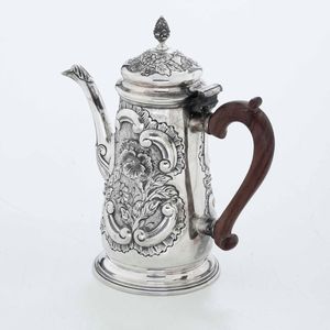 Caffettiera. Argento fuso, sbalzato e cesellato. Bollo della citt� di Londra per l'anno 1830, argentiere TS (non identificato)  - Asta Argenti | Cambi TIME - Associazione Nazionale - Case d'Asta italiane