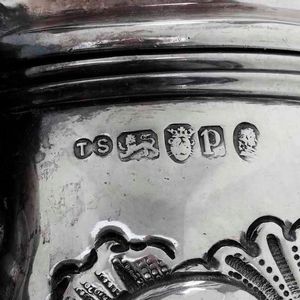 Caffettiera. Argento fuso, sbalzato e cesellato. Bollo della citt� di Londra per l'anno 1830, argentiere TS (non identificato)  - Asta Argenti | Cambi TIME - Associazione Nazionale - Case d'Asta italiane