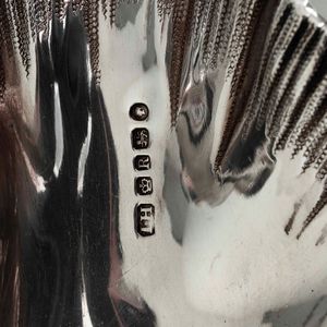 Calamaio. Argento e boccetta in vetro molato non pertinente. Marchi della citt� di Sheffield per l�anno 1859. Argentiere John Harrison & co.  - Asta Argenti | Cambi TIME - Associazione Nazionale - Case d'Asta italiane