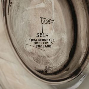 Cestino in argento fuso, sbalzato e cesellato. Inghilterra, bollo della citt di Sheffield per l'anno 1900. Argentiere Walker & Hall  - Asta Argenti | Cambi TIME - Associazione Nazionale - Case d'Asta italiane