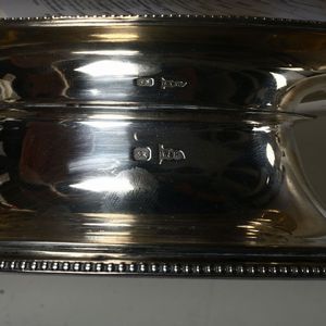 Cestino in argento fuso, sbalzato e cesellato. Inghilterra, bollo della citt di Sheffield per l'anno 1900. Argentiere Walker & Hall  - Asta Argenti | Cambi TIME - Associazione Nazionale - Case d'Asta italiane