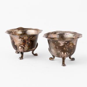 Coppia di saliere. Argento fuso e sagomato. Bollo della citt di Birmingham per l'anno 1915  - Asta Argenti | Cambi TIME - Associazione Nazionale - Case d'Asta italiane