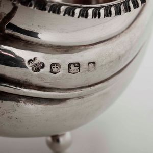 Servizio da t� Argento fuso, finimenti in legno sagomato e ebanizzato. Marchi della citt� di Sheffield per l�anno 1926 e dell�argentiere (non identificato)  - Asta Argenti | Cambi TIME - Associazione Nazionale - Case d'Asta italiane