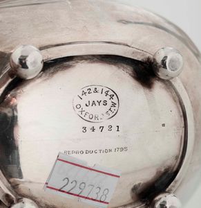 Servizio da t� Argento fuso, finimenti in legno sagomato e ebanizzato. Marchi della citt� di Sheffield per l�anno 1926 e dell�argentiere (non identificato)  - Asta Argenti | Cambi TIME - Associazione Nazionale - Case d'Asta italiane