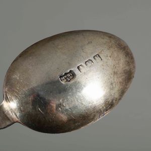 Insieme di sei cucchiaini in argento Mappin & Webb, sei cucchiaini in metallo argentato e smalti e sei cucchiaini ed una pinzetta Walker & Hall, Inghilterra XX secolo  - Asta Argenti | Cambi TIME - Associazione Nazionale - Case d'Asta italiane