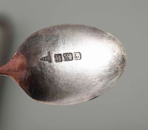 Insieme di sei cucchiaini in argento Mappin & Webb, sei cucchiaini in metallo argentato e smalti e sei cucchiaini ed una pinzetta Walker & Hall, Inghilterra XX secolo  - Asta Argenti | Cambi TIME - Associazione Nazionale - Case d'Asta italiane
