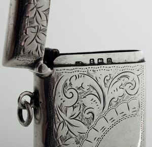 Due portafiammiferi in argento sterling fuso e cesellato. Inghilterra XX secolo  - Asta Argenti | Cambi TIME - Associazione Nazionale - Case d'Asta italiane