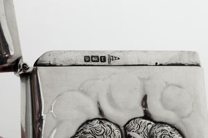 Due portafiammiferi in argento sterling fuso e cesellato. Inghilterra XX secolo  - Asta Argenti | Cambi TIME - Associazione Nazionale - Case d'Asta italiane