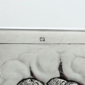 Due portafiammiferi in argento sterling fuso e cesellato. Inghilterra XX secolo  - Asta Argenti | Cambi TIME - Associazione Nazionale - Case d'Asta italiane