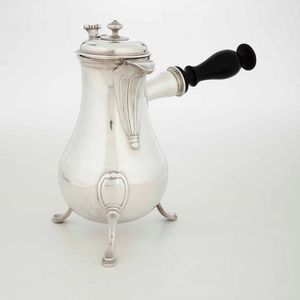 Cioccolatiera. Argento fuso, sbalzato, cesellato e manico in legno tornito. Parigi fine del XVIII secolo, maestro Argentiere Ren Pierre Ferrier  - Asta Argenti | Cambi TIME - Associazione Nazionale - Case d'Asta italiane