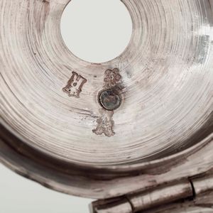 Cioccolatiera. Argento fuso, sbalzato, cesellato e manico in legno tornito. Parigi fine del XVIII secolo, maestro Argentiere Ren Pierre Ferrier  - Asta Argenti | Cambi TIME - Associazione Nazionale - Case d'Asta italiane