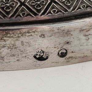 Candeliere in argento fuso e cesellato. Genova prima met XIX secolo, marchi delfino e croce mauriziana  - Asta Argenti | Cambi TIME - Associazione Nazionale - Case d'Asta italiane