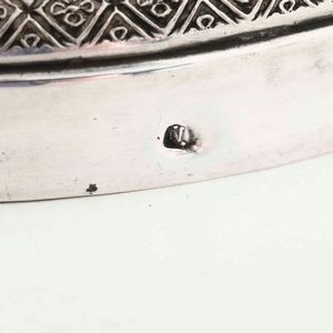 Candeliere in argento fuso e cesellato. Genova prima met XIX secolo, marchi delfino e croce mauriziana  - Asta Argenti | Cambi TIME - Associazione Nazionale - Case d'Asta italiane